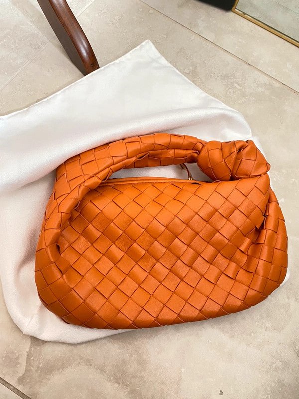 Elegant Italian leather handbag showcasing a functional interior design, measuring 28cm x 15cm x 8cm, perfect for stylish organization. 0